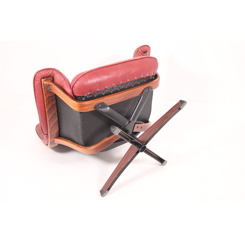 Paire de fauteuils pivotants vintage en cuir avec accents en bois et revêtement en cuir rouge 1960