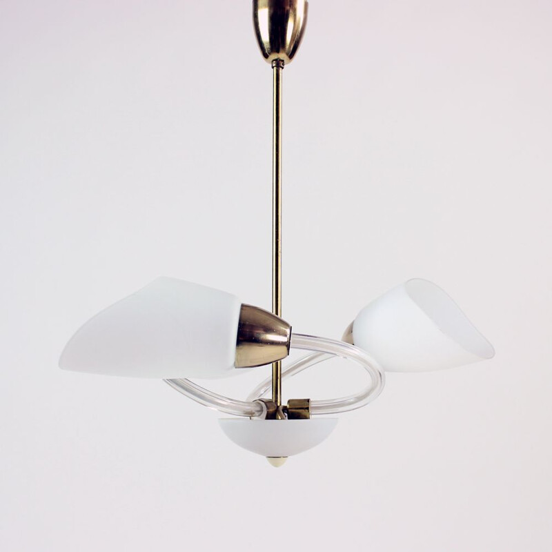 Hanglamp van wit glas en messing, Tsjechoslowakije 1960