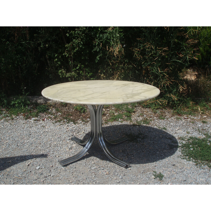 Vintage round table in Carrara marble