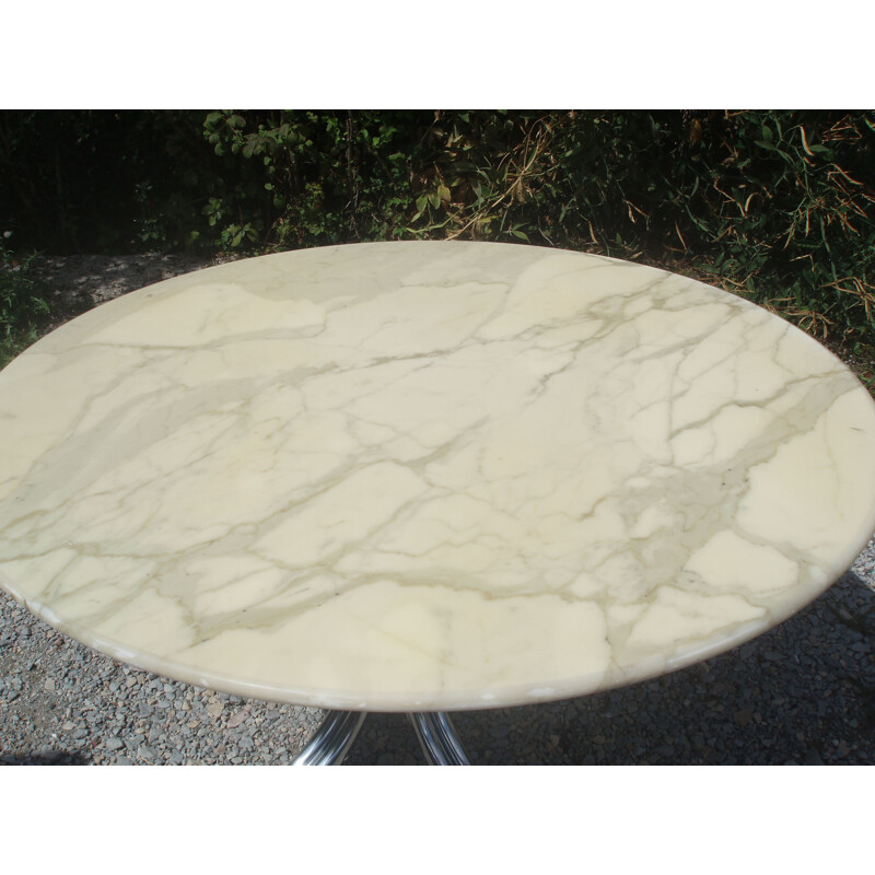 Vintage round table in Carrara marble