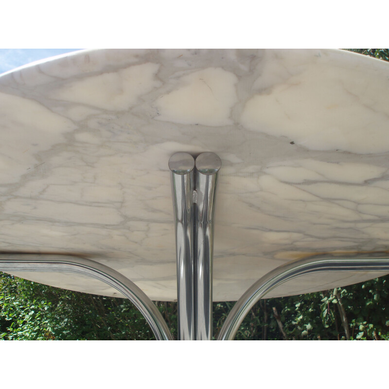 Vintage round table in Carrara marble