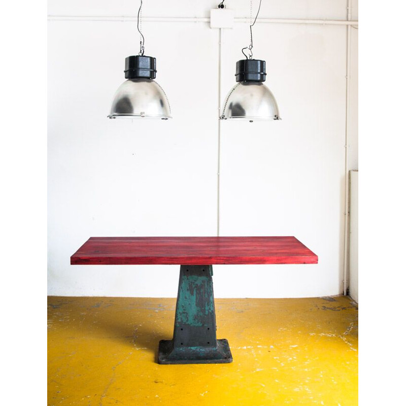 Table style industriel vintage Pied central en fonte, bois de pin teinté et ciré
