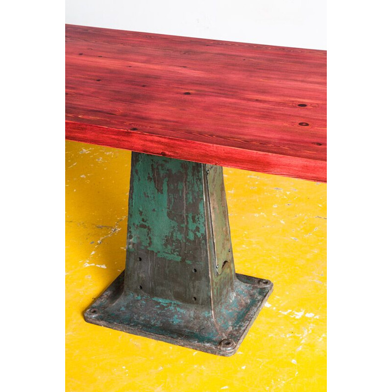 Table style industriel vintage Pied central en fonte, bois de pin teinté et ciré