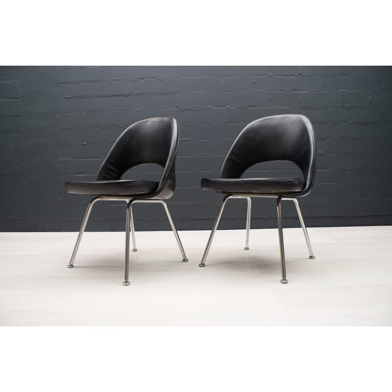 Pair of vintage Series 71 Chairs by Eero Saarinen for Knoll Inc.  Knoll International, 1950s