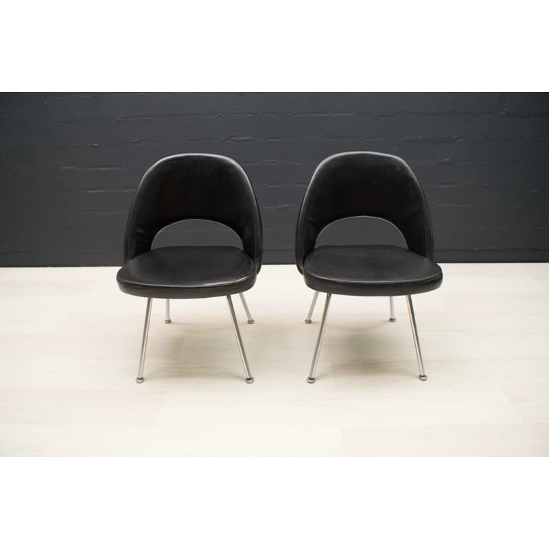 Pair of vintage Series 71 Chairs by Eero Saarinen for Knoll Inc.  Knoll International, 1950s