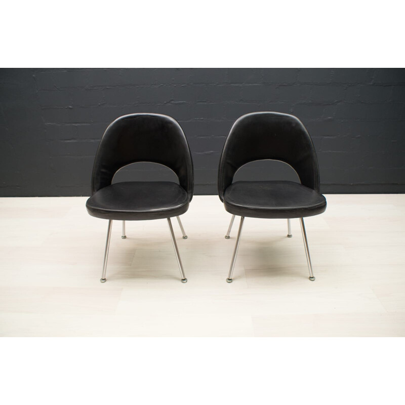 Pair of vintage Series 71 Chairs by Eero Saarinen for Knoll Inc.  Knoll International, 1950s