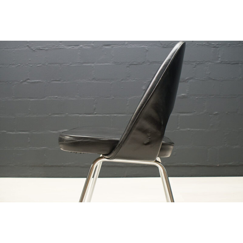 Pair of vintage Series 71 Chairs by Eero Saarinen for Knoll Inc.  Knoll International, 1950s