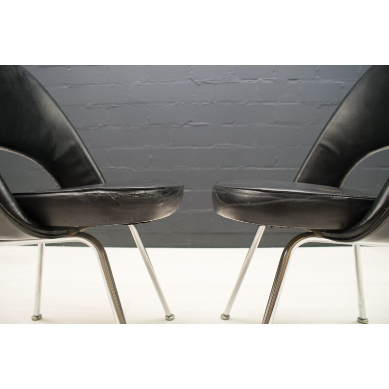 Pair of vintage Series 71 Chairs by Eero Saarinen for Knoll Inc.  Knoll International, 1950s