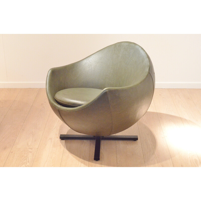 Paire de fauteuils vintage "Mars" Meurop en simili-cuir, Pierre GUARICHE - 1950