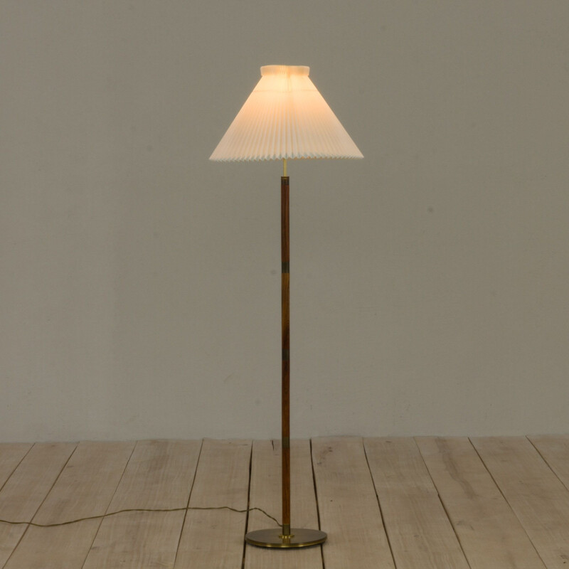 Lampadaire vintage en palissandre et laiton avec abat-jour Le Klint danois 