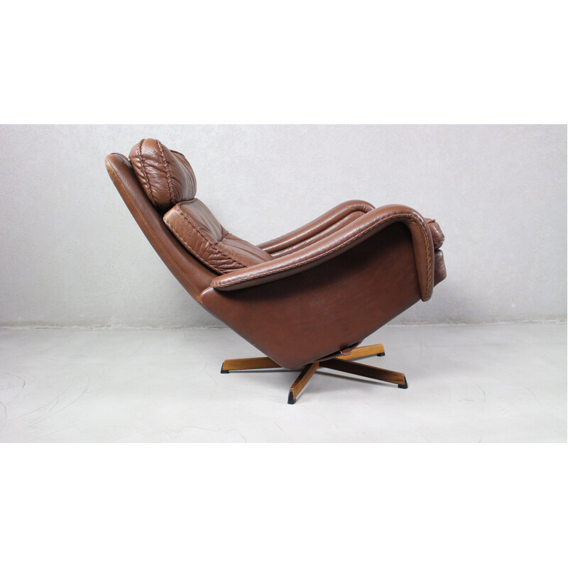 Fauteuil lounge  vintage pivotant en cuir avec pouf de Madsen & Schubell Danish