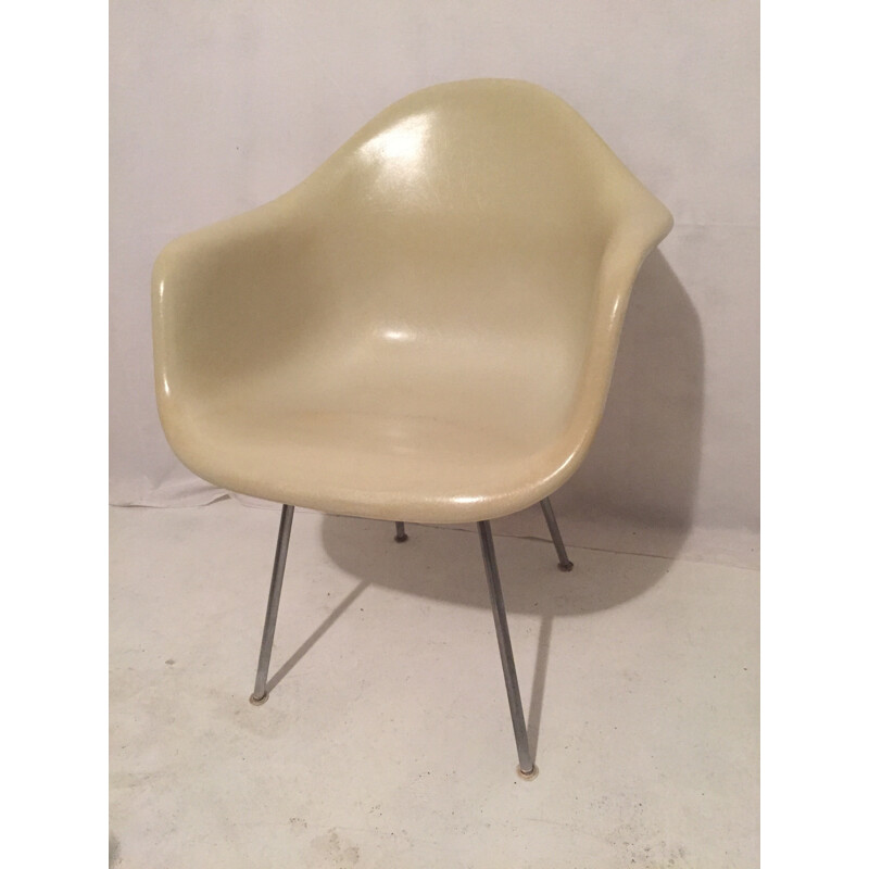 Herman Miller "DAX" beige armchair in fiber glass and metal, Charles et Ray EAMES - 1970s