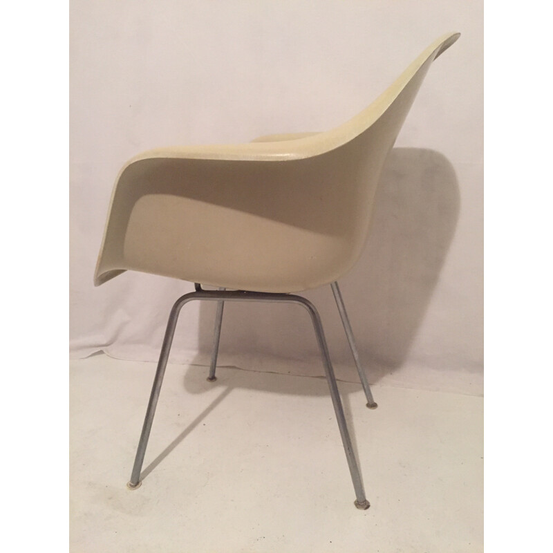 Herman Miller "DAX" beige armchair in fiber glass and metal, Charles et Ray EAMES - 1970s