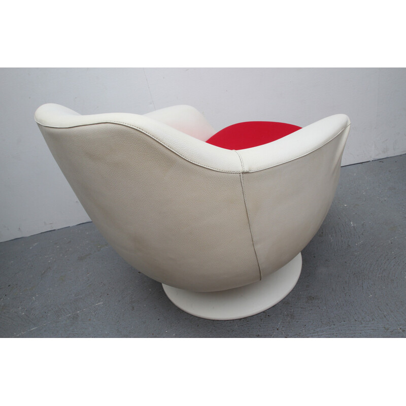 Fauteuil "Ballon" en simili cuir blanc et tissu rouge - 1960