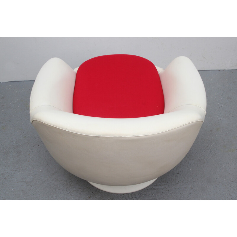 Fauteuil "Ballon" en simili cuir blanc et tissu rouge - 1960
