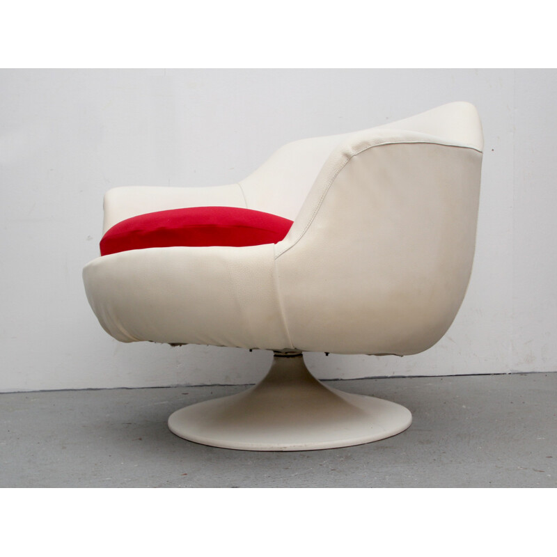 Fauteuil "Ballon" en simili cuir blanc et tissu rouge - 1960