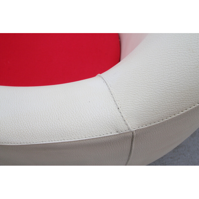 Fauteuil "Ballon" en simili cuir blanc et tissu rouge - 1960