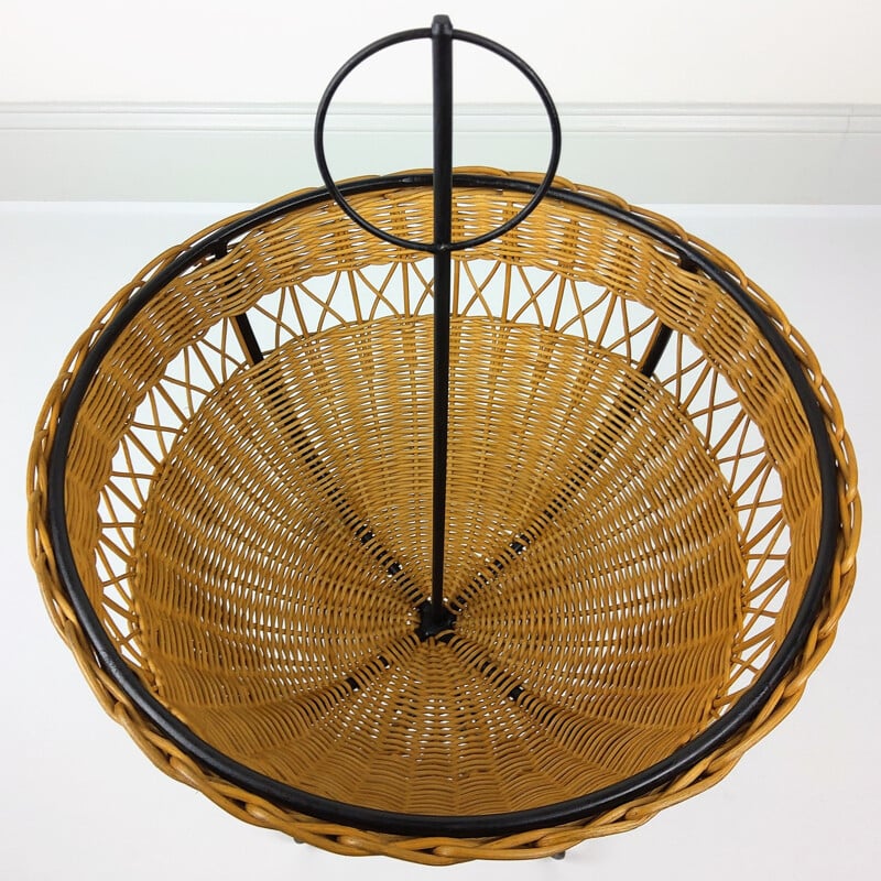 Vintage rattan basket on 4 black lacquered metal legs, 1950