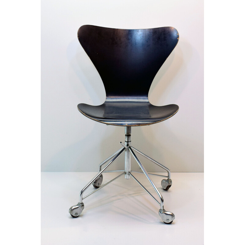 Vintage chair series 7, model 3117, Eiffel foot, by Arne Jacobsen