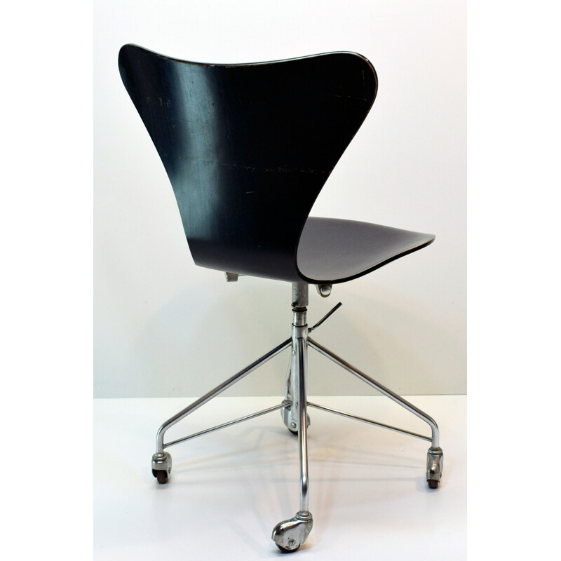 Vintage chair series 7, model 3117, Eiffel foot, by Arne Jacobsen