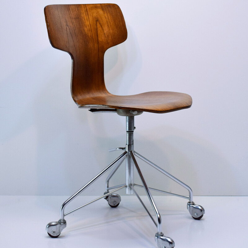 Chaise vintage de Arne Jacobsen, modèle originale  3117, pied Eiffel 