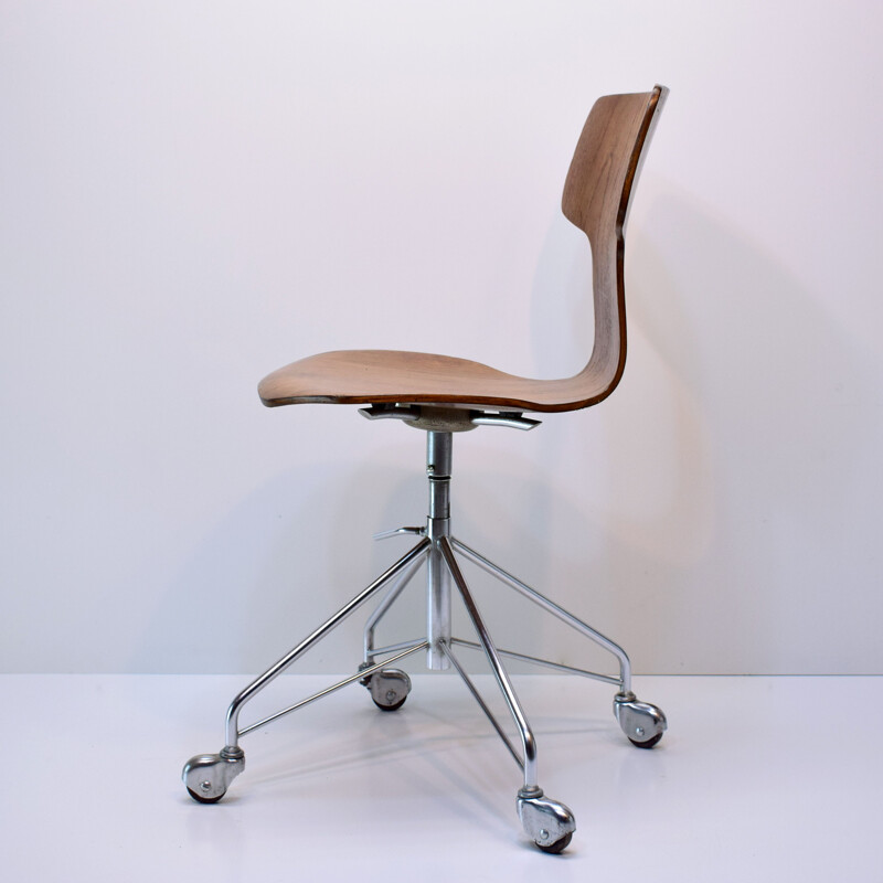 Vintage chair by Arne Jacobsen, original model 3117, Eiffel foot 