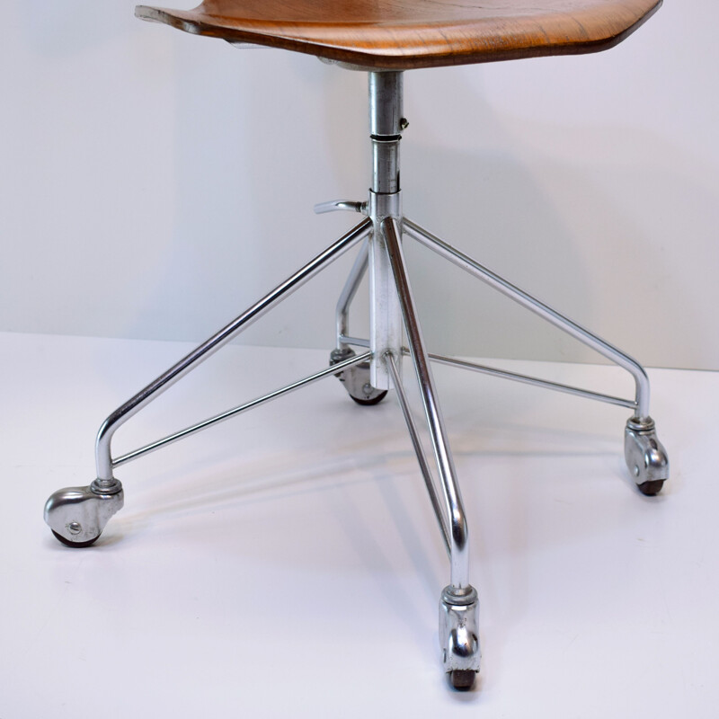 Chaise vintage de Arne Jacobsen, modèle originale  3117, pied Eiffel 