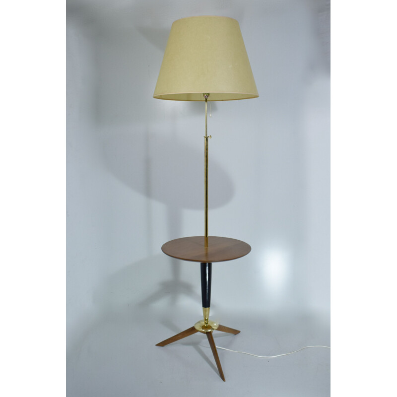 Lámpara de pie trípode vintage con estante, madera y latón 1950