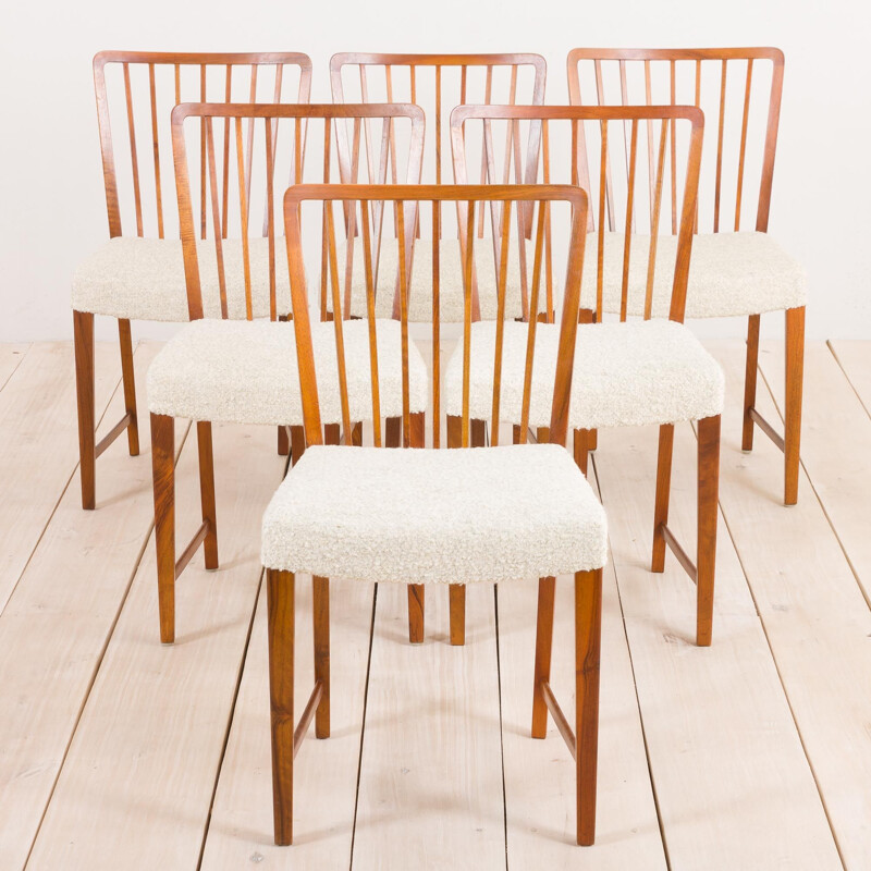 Set of 6 vintage walnut dining chairs in boucle by Frits Henningsen, Denmark 1950s