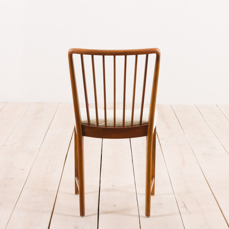 Set of 6 vintage walnut dining chairs in boucle by Frits Henningsen, Denmark 1950s