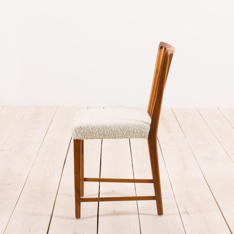 Set of 6 vintage walnut dining chairs in boucle by Frits Henningsen, Denmark 1950s