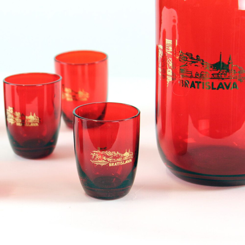 Vintage-Schnapsflasche und in rotes Glas gefasste Gläser, Tschechien 1960