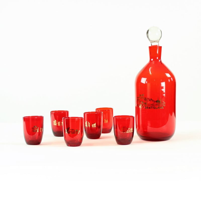 Bouteille d'alcool vintage et verres sertis dans du verre rouge, Tchècque 1960