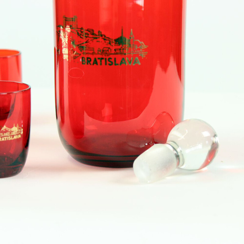 Vintage-Schnapsflasche und in rotes Glas gefasste Gläser, Tschechien 1960
