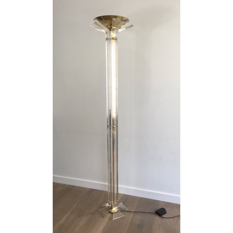 Lámpara de pie vintage de latón dorado y plexiglás, Italia 1970