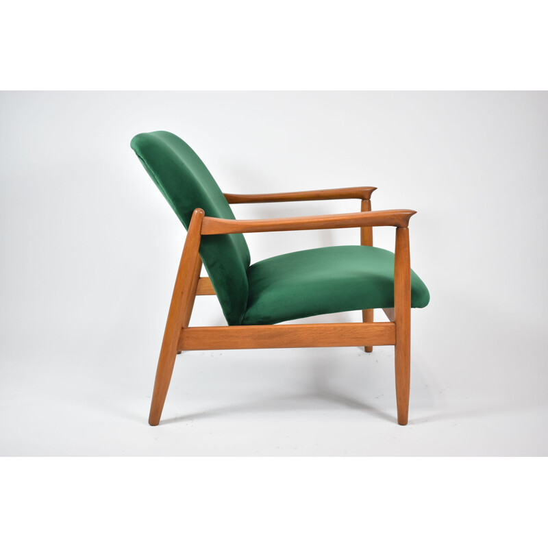 Poolse vintage fauteuil GFM64 groen fluweel fles 1960