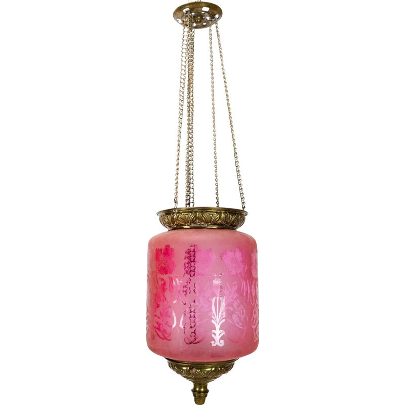 Vintage roze opaalglas hanger met messing rand en ophanging 1860