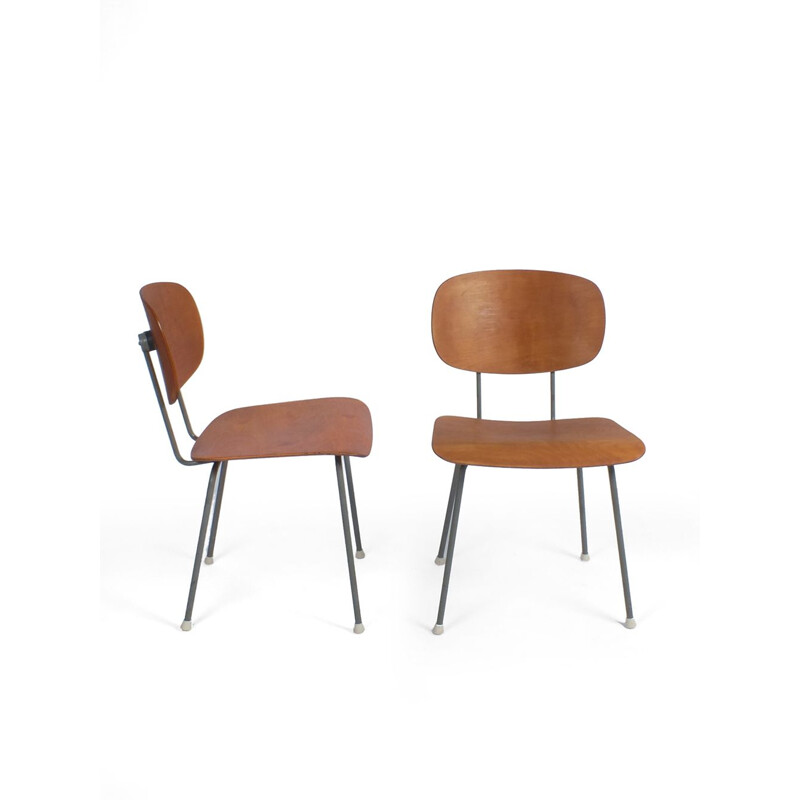 Vintage chair Wim Rietveld, president of the Gispen 116 association