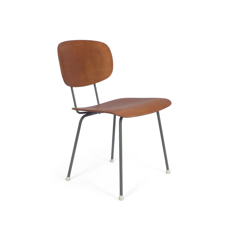 Vintage chair Wim Rietveld, president of the Gispen 116 association