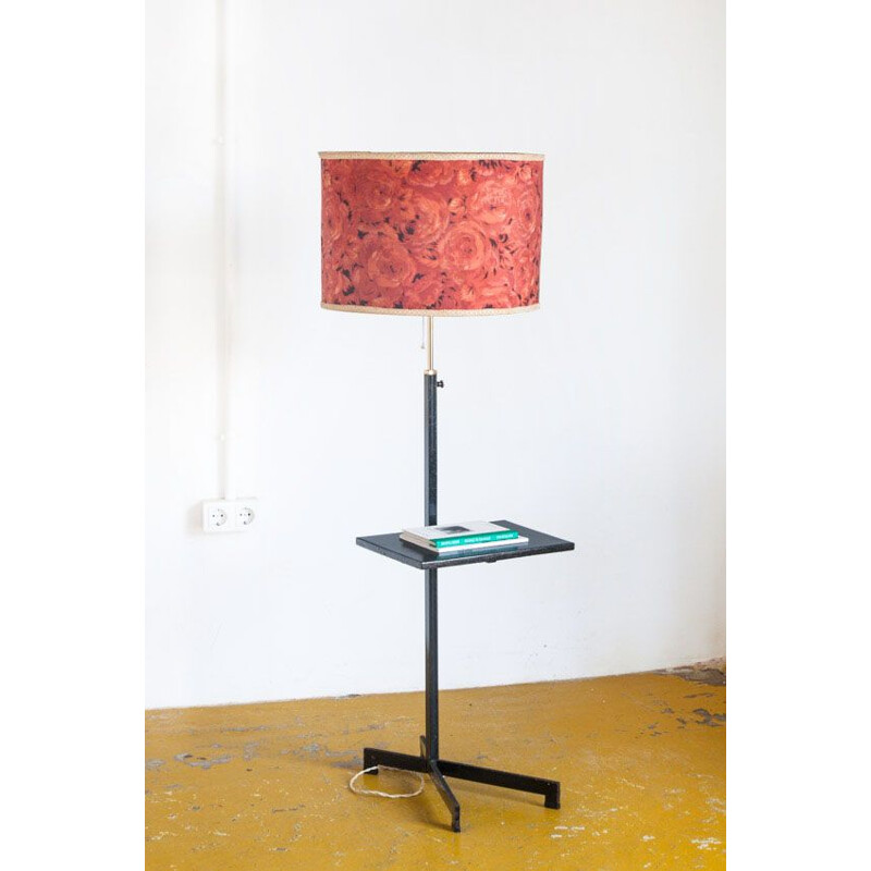 Lampadaire vintage sur pied avec tablette. Laiton doré et fer émaillé Espagne 1960