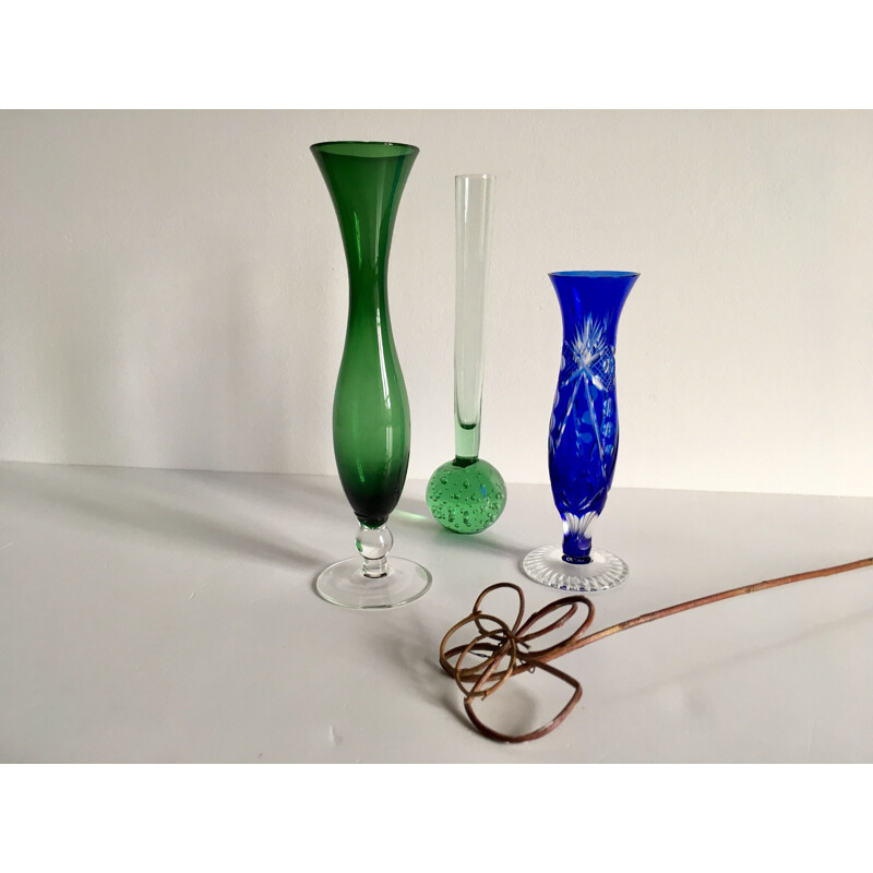Trio de vases vintage colorés en verre et cristal ciselé