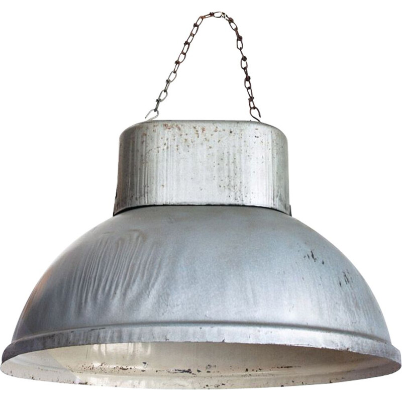 Lámpara de techo industrial de hierro vintage. Polonia, 1960