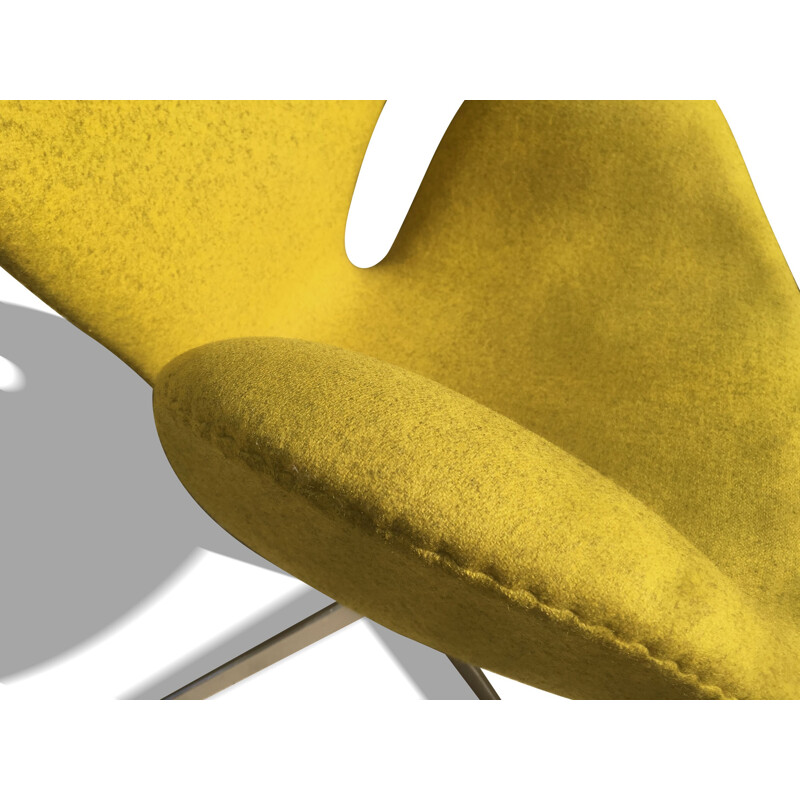 Fritz Hansen yellow "Swan" armchair, Arne JACOBSEN - 2000s