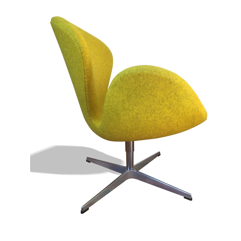 Fritz Hansen yellow "Swan" armchair, Arne JACOBSEN - 2000s