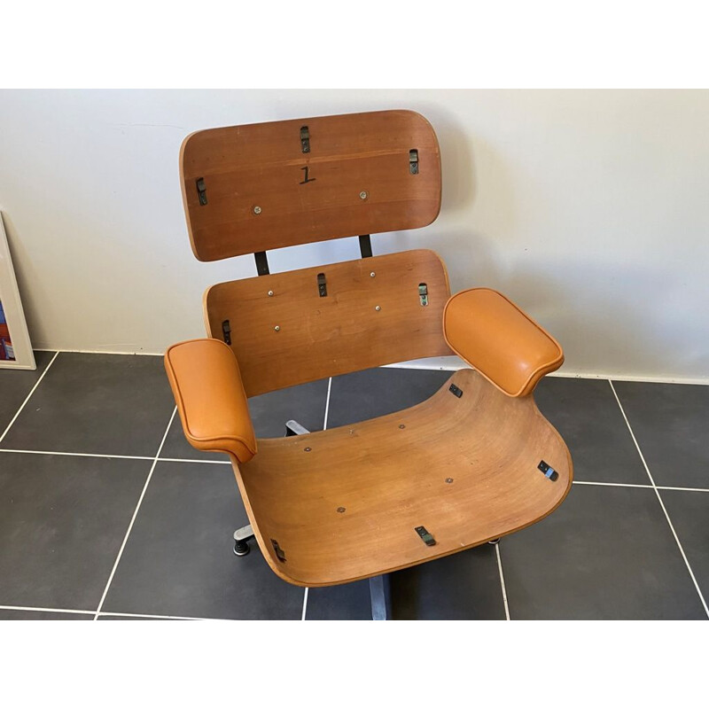 Chaise lounge vintage en cuir marron cerise camel Eames Herman Miller 1956