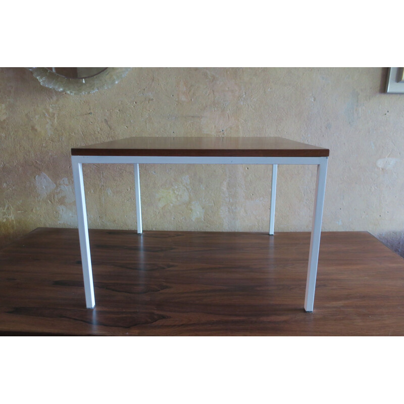 Table basse vintage en palissandre avec pieds en métal laqué blanc 1960