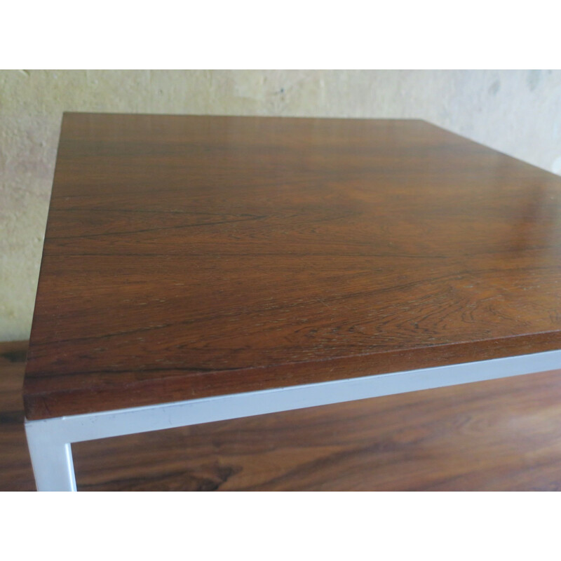 Table basse vintage en palissandre avec pieds en métal laqué blanc 1960