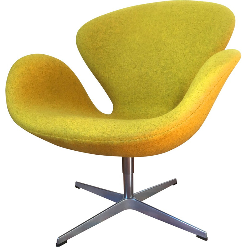 Fritz Hansen yellow "Swan" armchair, Arne JACOBSEN - 2000s