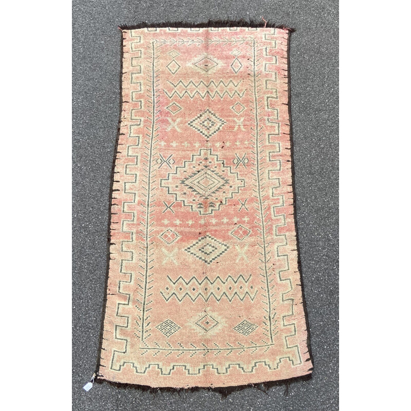 Tapis marocain vintage rose de la region de boujaad