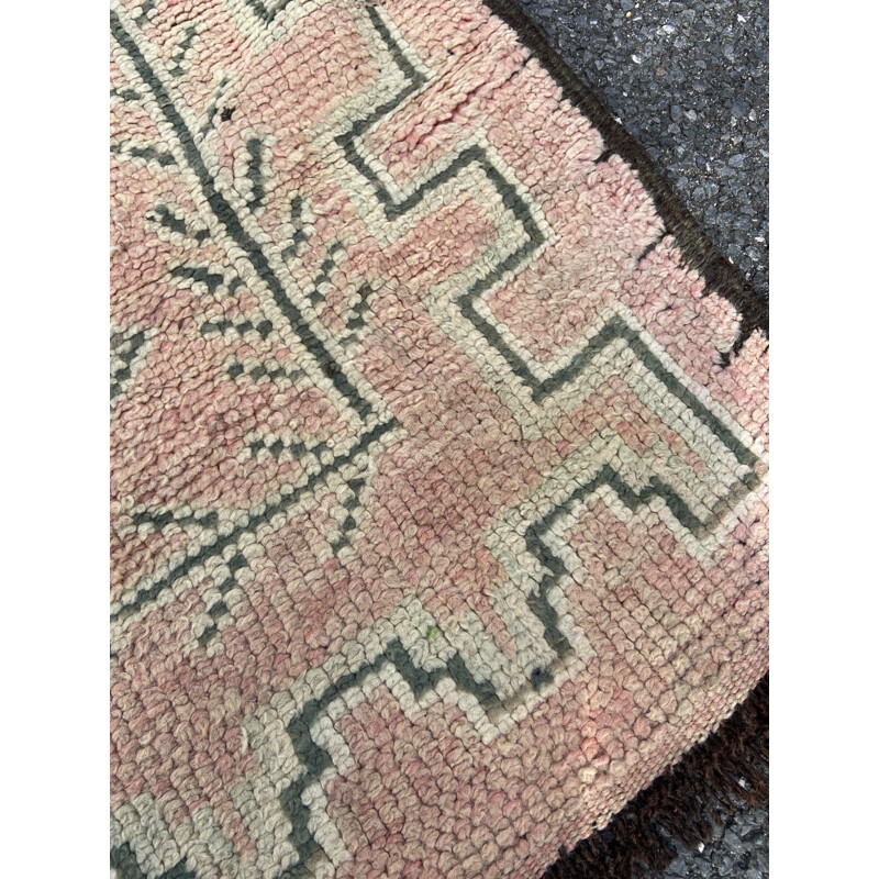Oud roze Marokkaans tapijt uit de Boujaadstreek